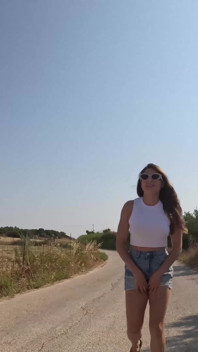 Talia смачивает свои джинсы и трусики на послеобеденной прогулке