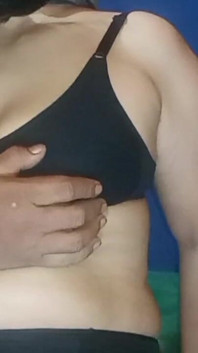 Mengongkek pepek MILF yang memancut mani menggunakan dildo dan kondom. Tiba-tiba Berhenti Kerana Seseorang mengetuk Pintu