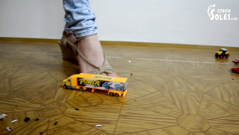 Czech Soles - foot fetish content: Uriașă zdrobind mașinile puny