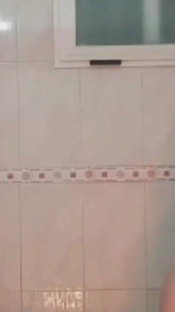 Kız arkadaş duşta