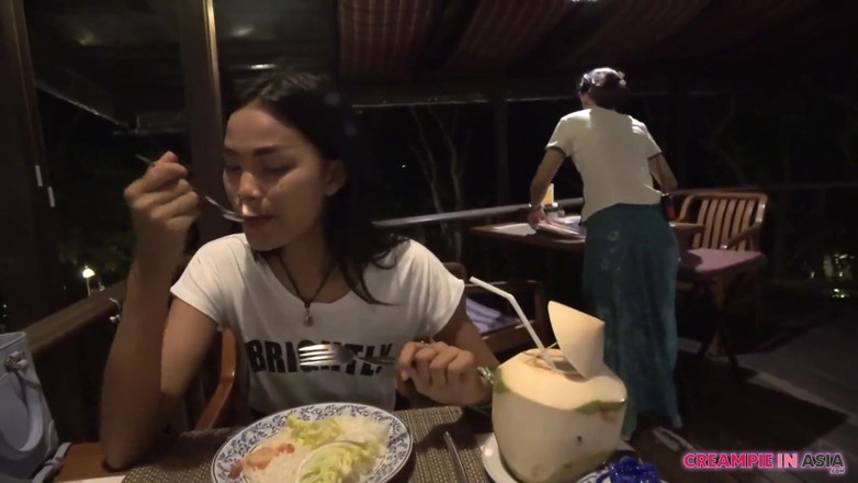 Creampie In Asia: Вона деякий час не рухалася з кремпаєм