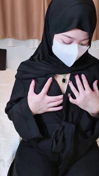 Abaya에서 후장을 보여주는 음란한 말레이 히잡 소녀