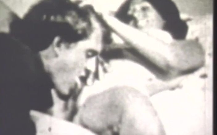 Vintage megastore: Bruna con tette enormi succhia e scopa nel porno vintage