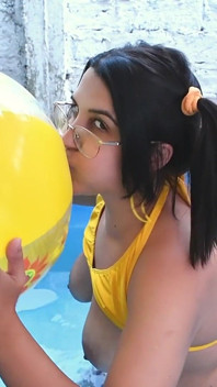 Jugar y provocar bola de playa amarilla en la fiesta en la piscina - Bunny Looner