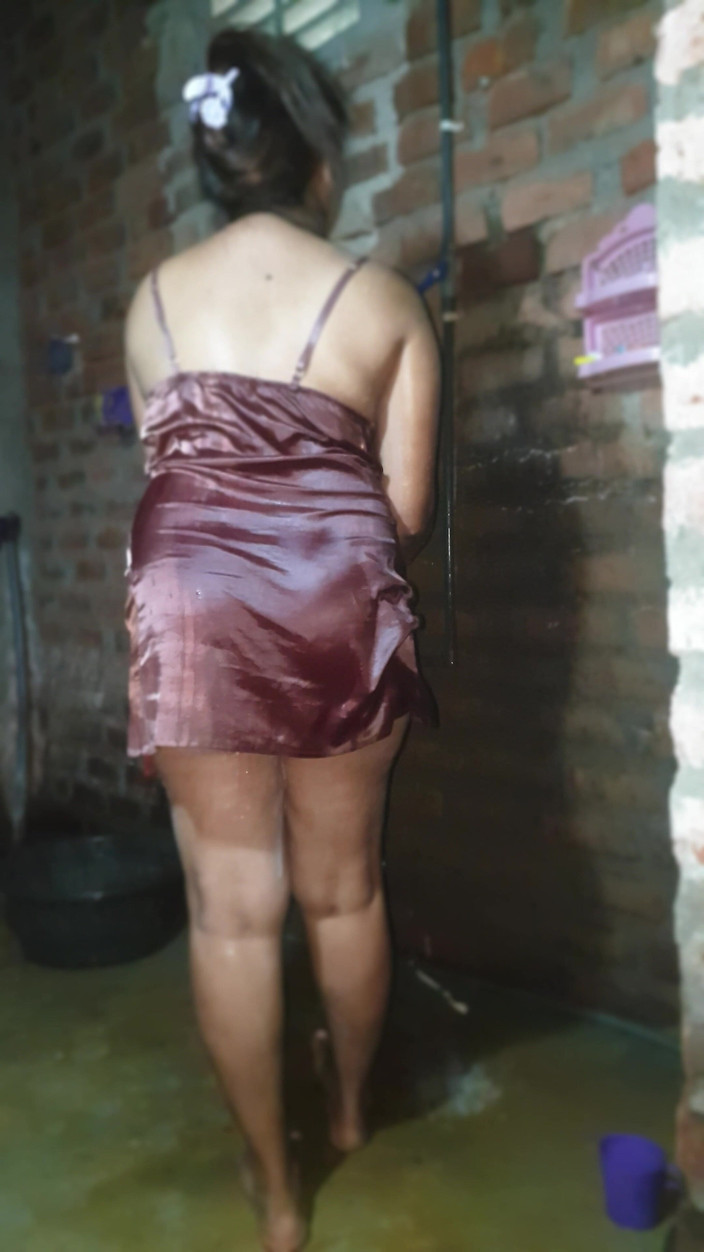 Tiyana: Cô vợ nóng bỏng đang tắm