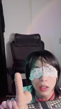 Femboy asiatique, gorge profonde