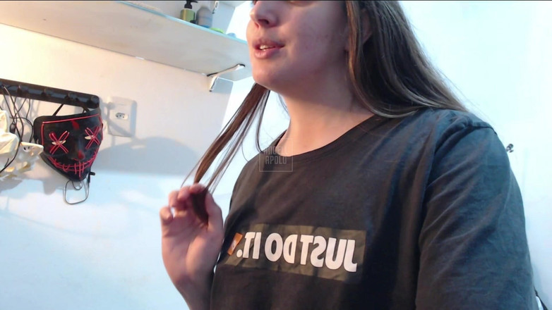 Angell Apolo: ライブで部屋で踊るブロンドの尻尾