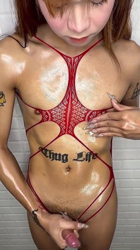 Ladyboy Kiki membuatkan segelitir pancutan mani tebal