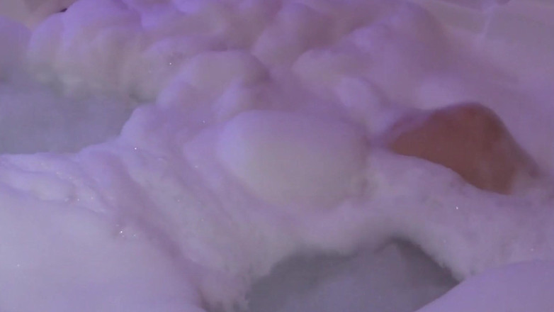 Ardientes69: Ma belle femme profite du jacuzzi du motel avant de...