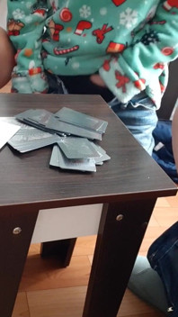 Một trò chơi thẻ biến thành một bộ ba đồng tính nữ nóng bỏng
