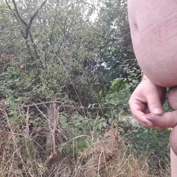 Baby Love: Orina desnuda y semen para que todos lo vean