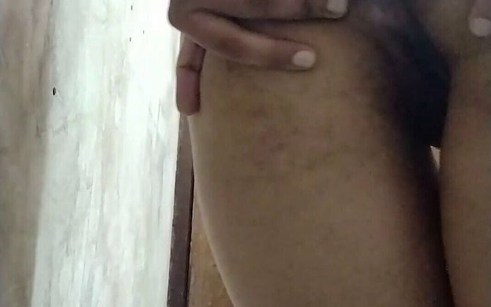 Riyathakur: Fată adolescentă care se îmbracă
