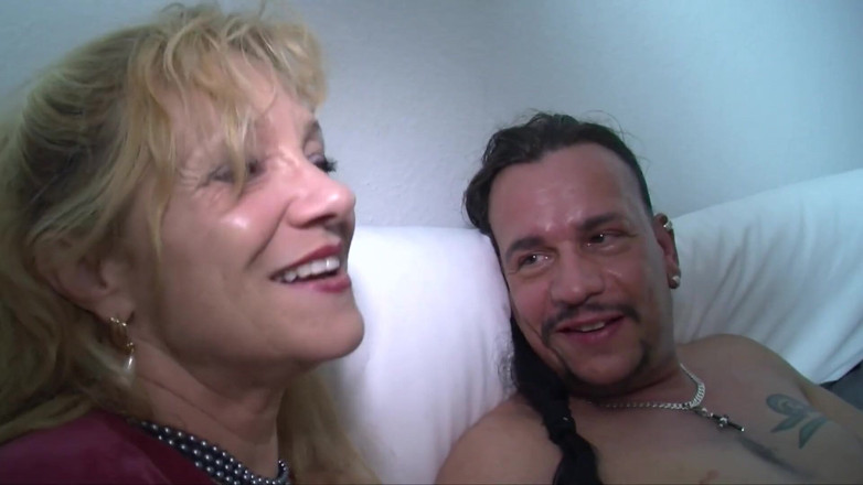 Swinger Friends Germany: Chuột nhỏ dễ thương với bộ ngực to và xỏ...