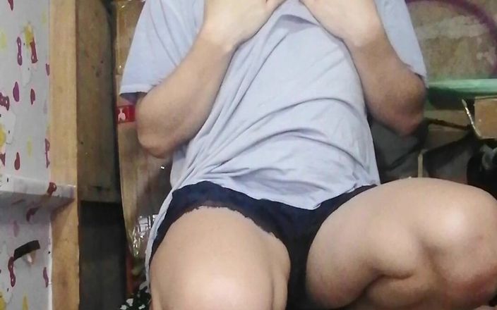 Reynaldo6: 자지를 빨고 핑거링하는 핫한 변녀