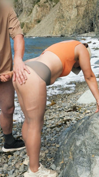 Encuentro en la playa 157: extraño deportivo en medias sin costuras da mamada y se la follan duro