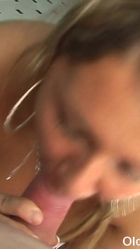 Olds操娃娃 - 老屁第一人称视角口交与年轻女孩