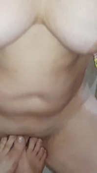 Min flickvän gnuggar sin våta fitta på mina fötter och kommer