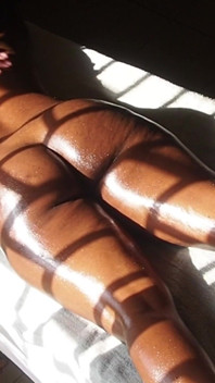 Ebenholz MILF-blume strebt mit älterem mann eine spezielle massage an