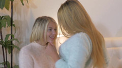 Lesbian Illusion: Hermosa rubia novia lesbiana lamiendo coño consolador penetrado