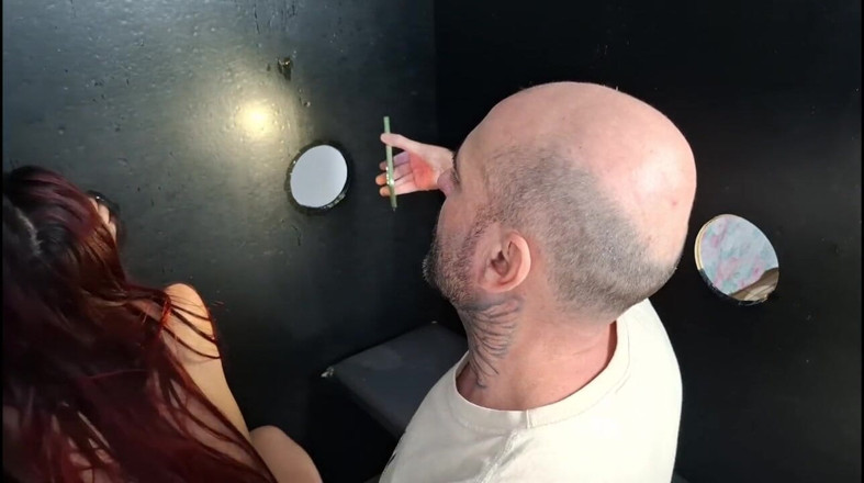 FannySquirting: Sürtük eş Gloryhole'da yetenekli yabancılarla berbat ve sevişiyor