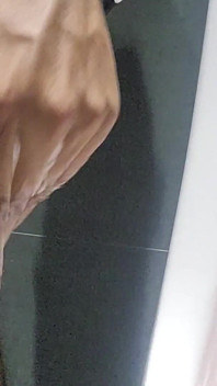 Nadržená kancelářská pracovnice se vplíží do toalety, aby masturboval po dlouhém dni