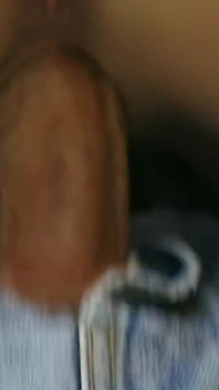 Une MILF blonde se fait doigter puis baiser en levrette