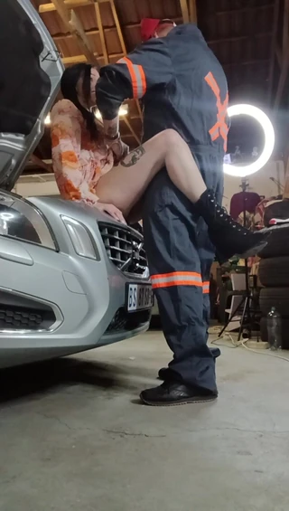 My Car Broke Down and Had a Horny Mechanic Helping Me to Fix the Car