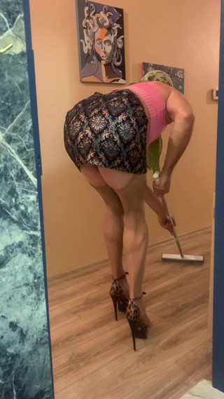 cd_aysemmm: Suri rumah matang dengan pantat besar sedang membersihkan