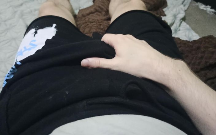 Pasha: Kerel streelt zijn lul door zijn korte broek