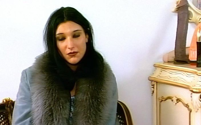 VintageXMovies: Горячая тинка делает это сама с дилдо