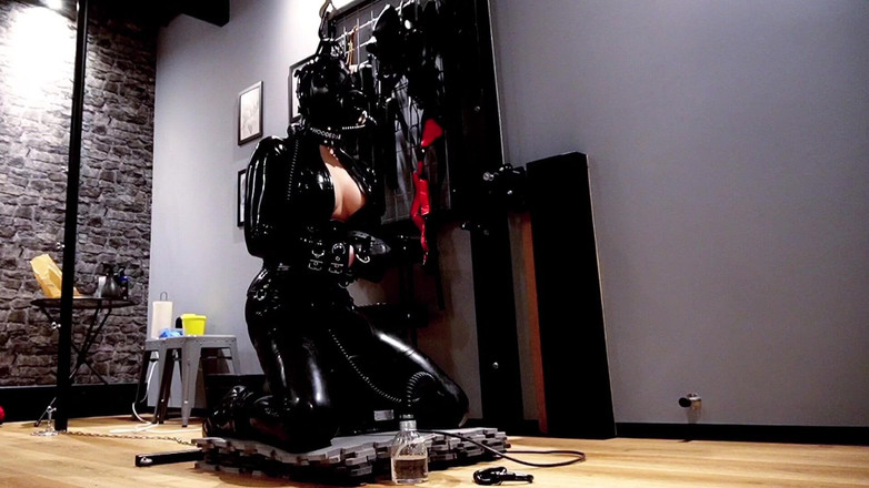 Hooded June: Attachée au sybian dans une auto-bondage sérieuse