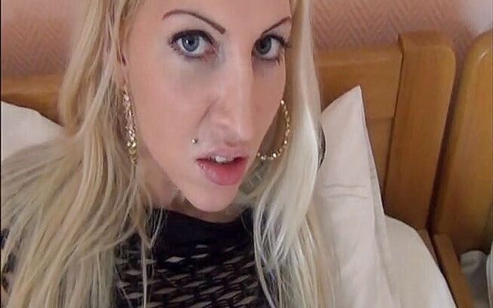 Flash Model Amateurs: Блондинка красуня з сексуальним тілом смокче член у відео від першої особи