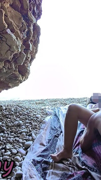 Berkelip pepek saya di hadapan seorang lelaki di pantai bogel awam dan dia mengongkek saya dan memberikan blowjob - Ia Sangat Berisiko - Misscreamy