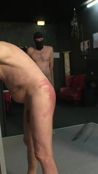 Ragazzo mascherato sculacciato duramente da una ragazza di spessore