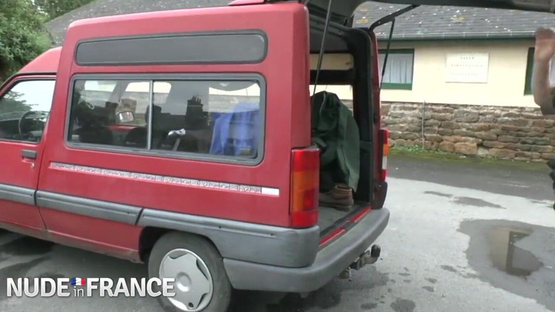 La France a Poil: Si rambut coklat molek dikongkek oleh seorang lelaki tua