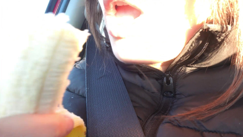 AmayaMori: Моя индийская сводная сестра сосет банан в машине и делает рот фетиш после того, как сосет банан и поедает его