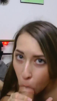 ¡Kimber Lee hace una mamada y traga semen!