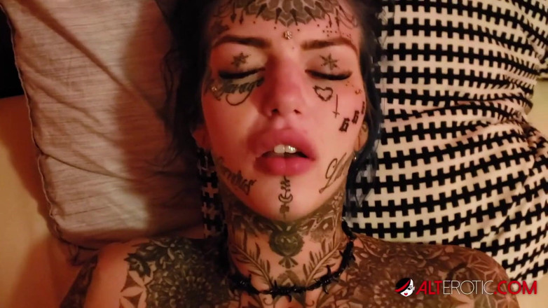 Alt Erotic: Amber luke si cewek cantik bertato lagi ngidam kontol besar