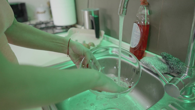 Jasmine RougeXXX: Нудьгуючу блондинку топчуть яйця гарячими ногами - фут фетиш тиснява!