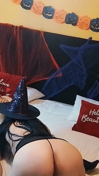 Mama vitregă vrăjitoare sexy se fute de Halloween