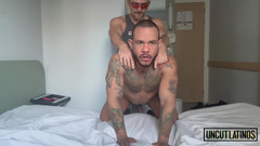 Uncut Latinos: Mais velho bandido papai com pau grande fodendo latino