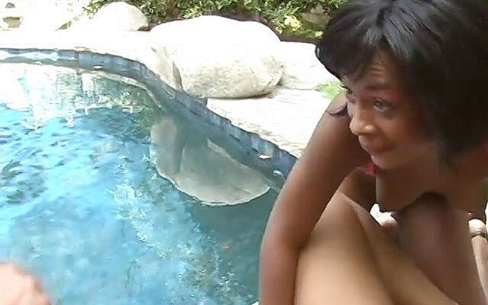 Girl on Girl: Возбужденные черные шлюшки занимаются оргией у бассейна