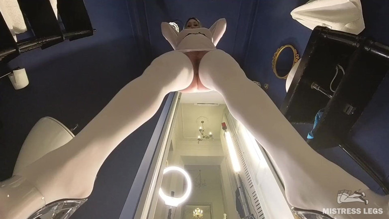 Mistress Legs: Sei diventato un bagno per una padrona in calze bianche...