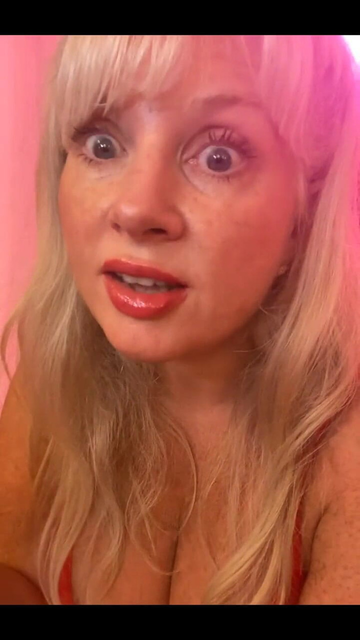 PaintedRose Taboo Femdom Fetish MILF: 그래서 핫한 Bts 필름 데이 화요일 로스팅하지만 스피트로스트하지. 나는 어쨌든 1:1을 선호합니다.