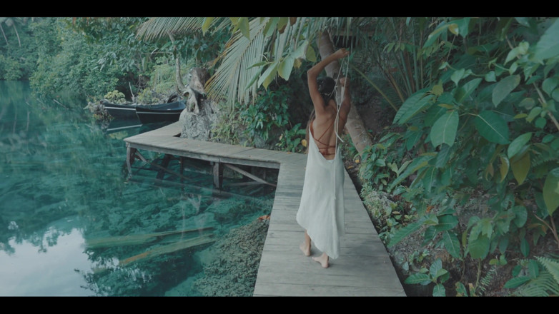 DaringKiara: Melekat di sekeliling