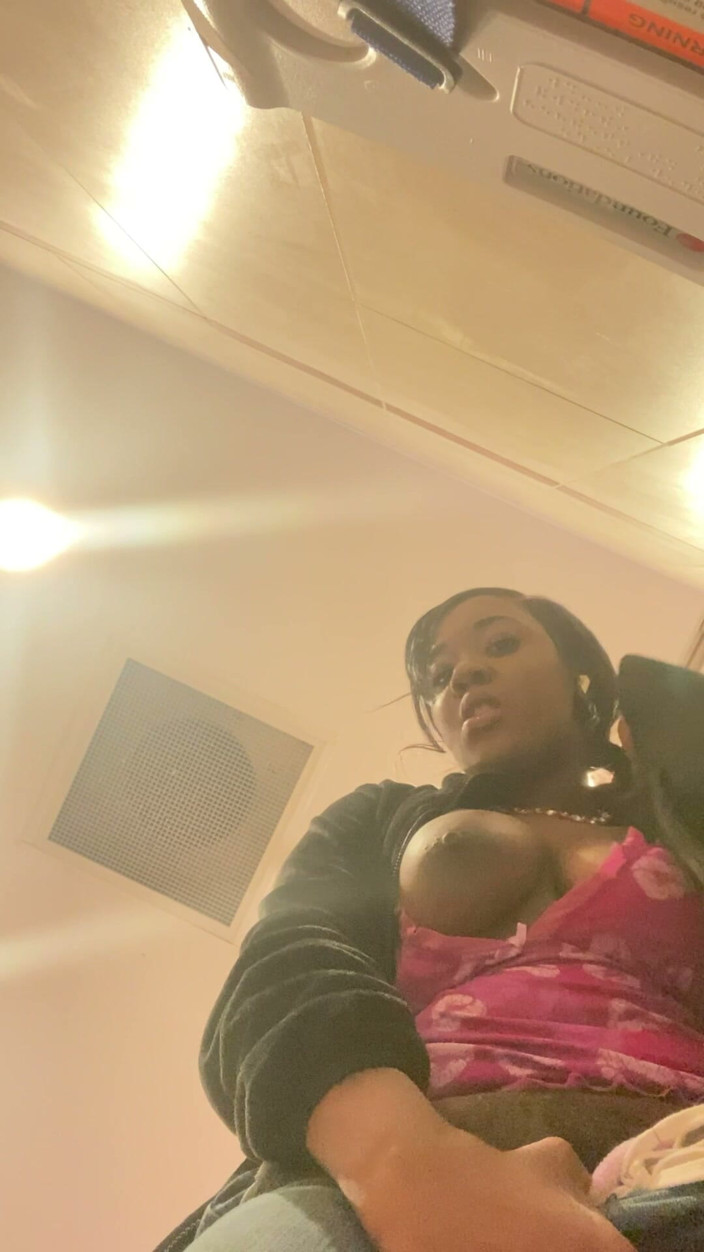 ALLIYAH ALECIA: 월마트 욕실에서 빠른 너트 솔로 자위
