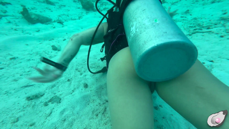 Mistress Pink Pearl: スーパーガール、ボネールで一番欲情なタコと出会う