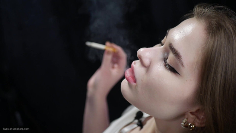 Russian Smokers: roosi sunahre baalon vaali beb saphed blauj men dhoomrapaan kar...