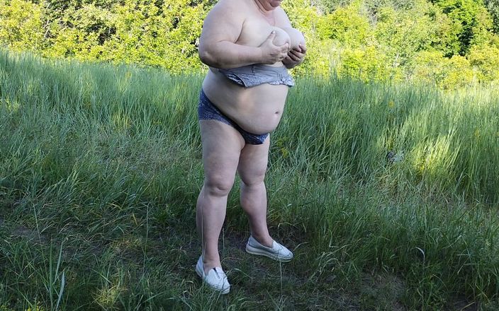 Zona901: La suocera si spoglia al parco e piscia davanti a...