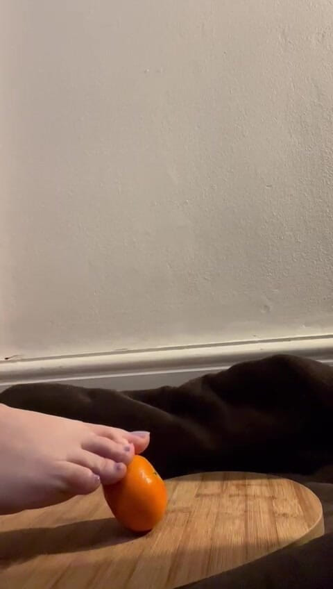 MeandMrs: Gołe stopy miażdżące i pomarańczowe